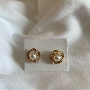 NWOT Faux Pearl Wreath Stud Earrings